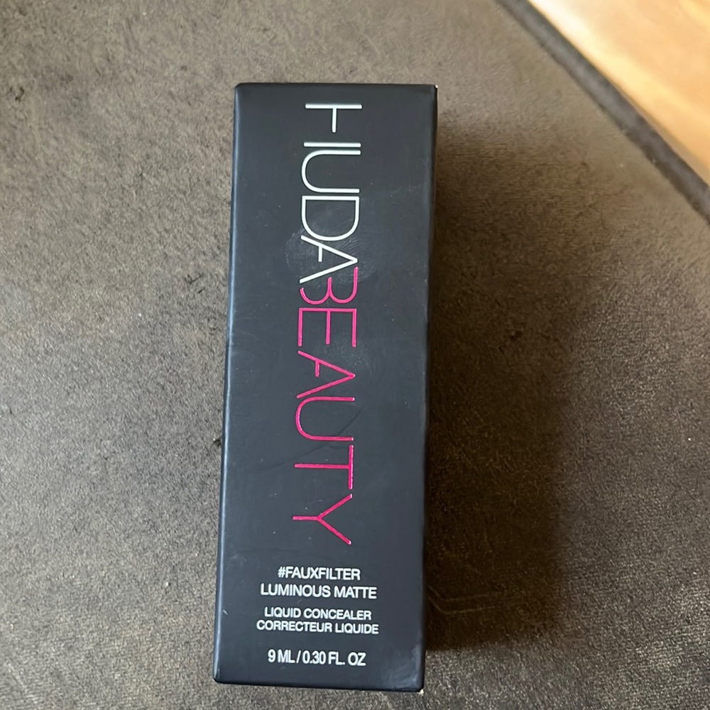 huda beauty faux filter luminous matte liquid concealer in honey